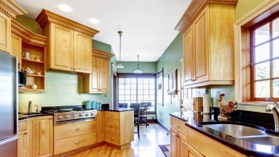 Tired of that empty space above your cabinets? Use these tips to fill that space and add some falre to your kitchen.